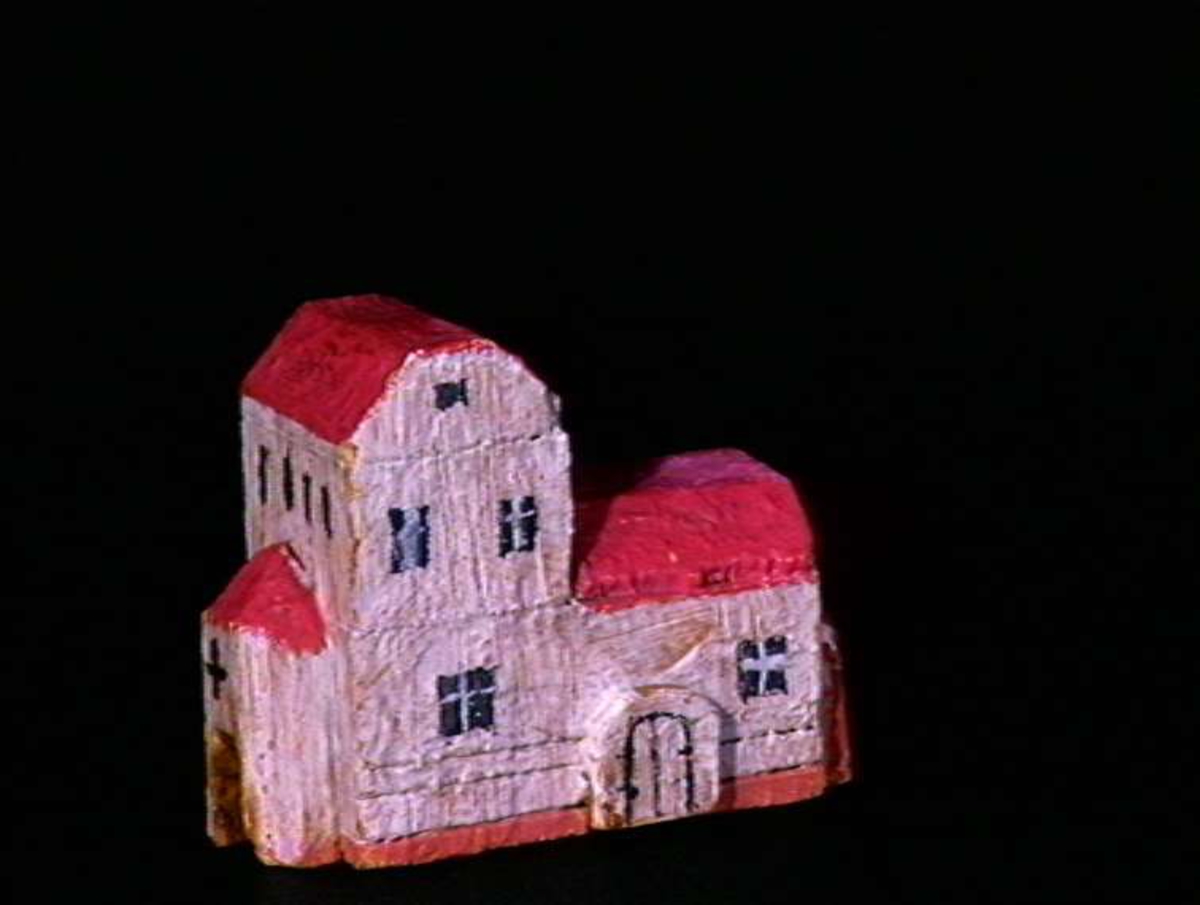 Sett med ca 200 leketøyhus laget av tre i forskjellige former og farger.