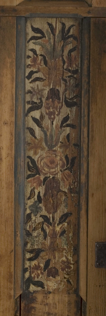 Melkeskap med en dør med fire gjennombrutte bølgende linjer og fire hyller invendig. Dekorert med blomstermotiver, rosemalt.
