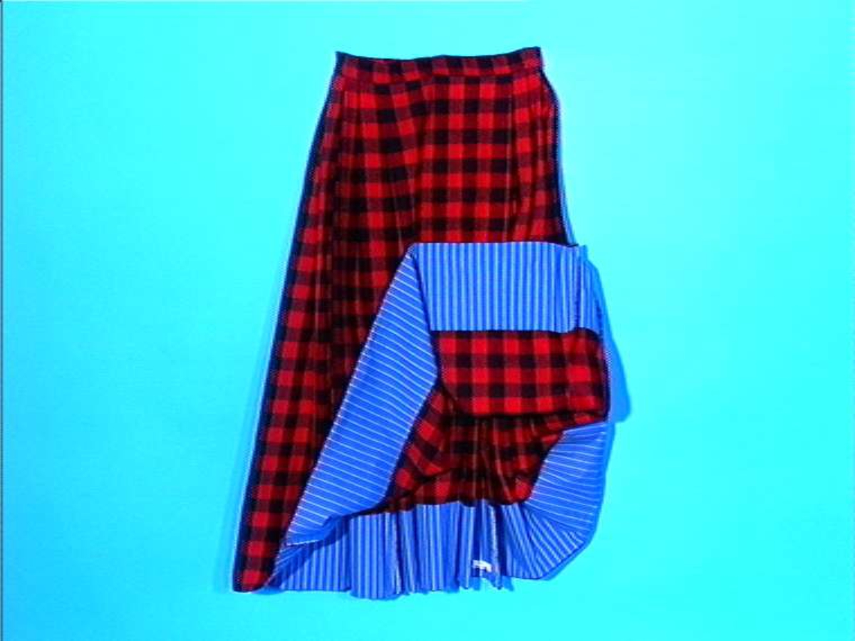 Rød og svartrutete understakk i ull, skoning av blå og hvit stripete bomullstøy.