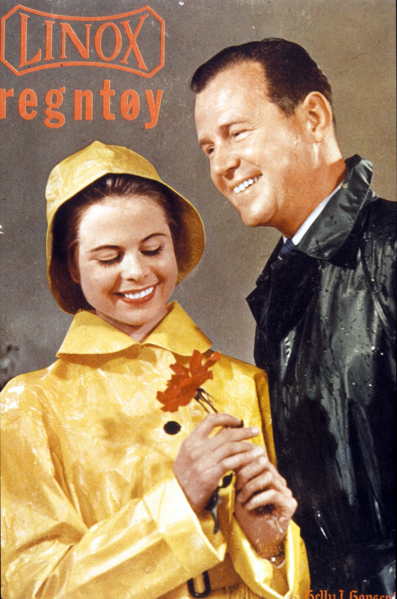 Reklame, brystbilde av mann og kvinne i regnfrakker, med rød blomst