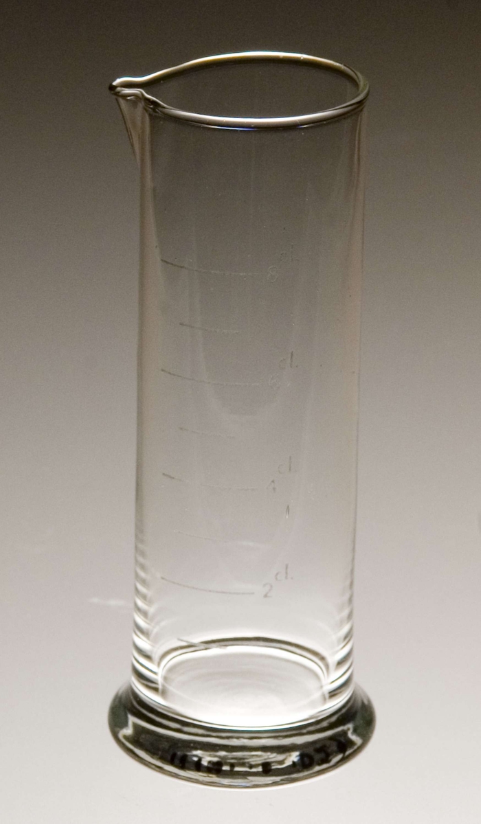 Sylinderformet glass med helletut og målestreker