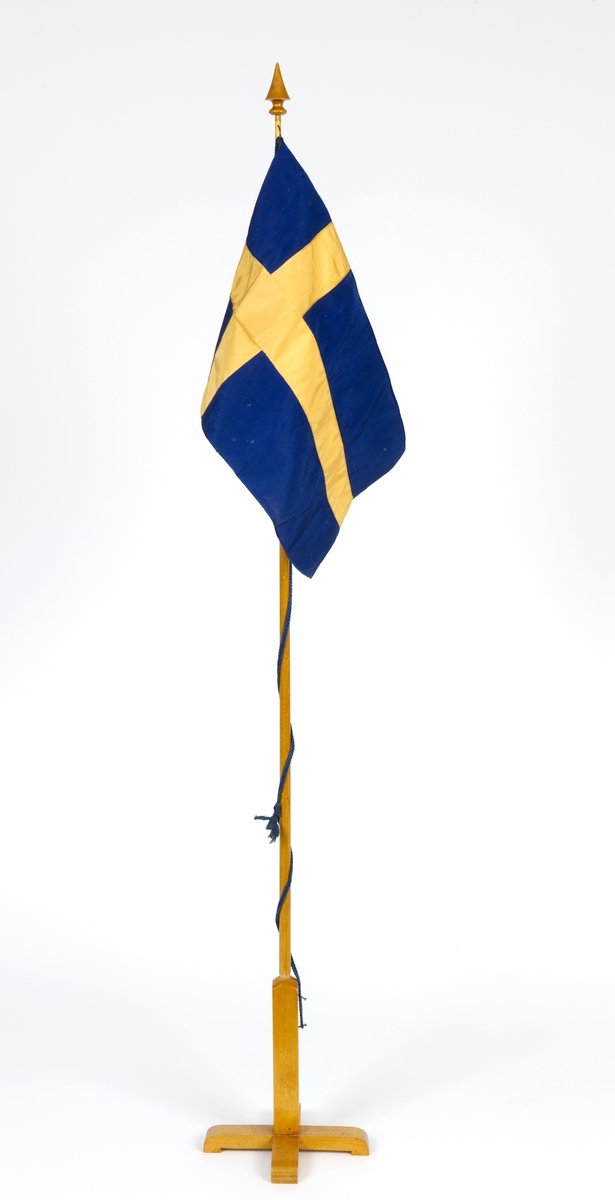 Svensk flagg på miniatyrflaggstang i tre