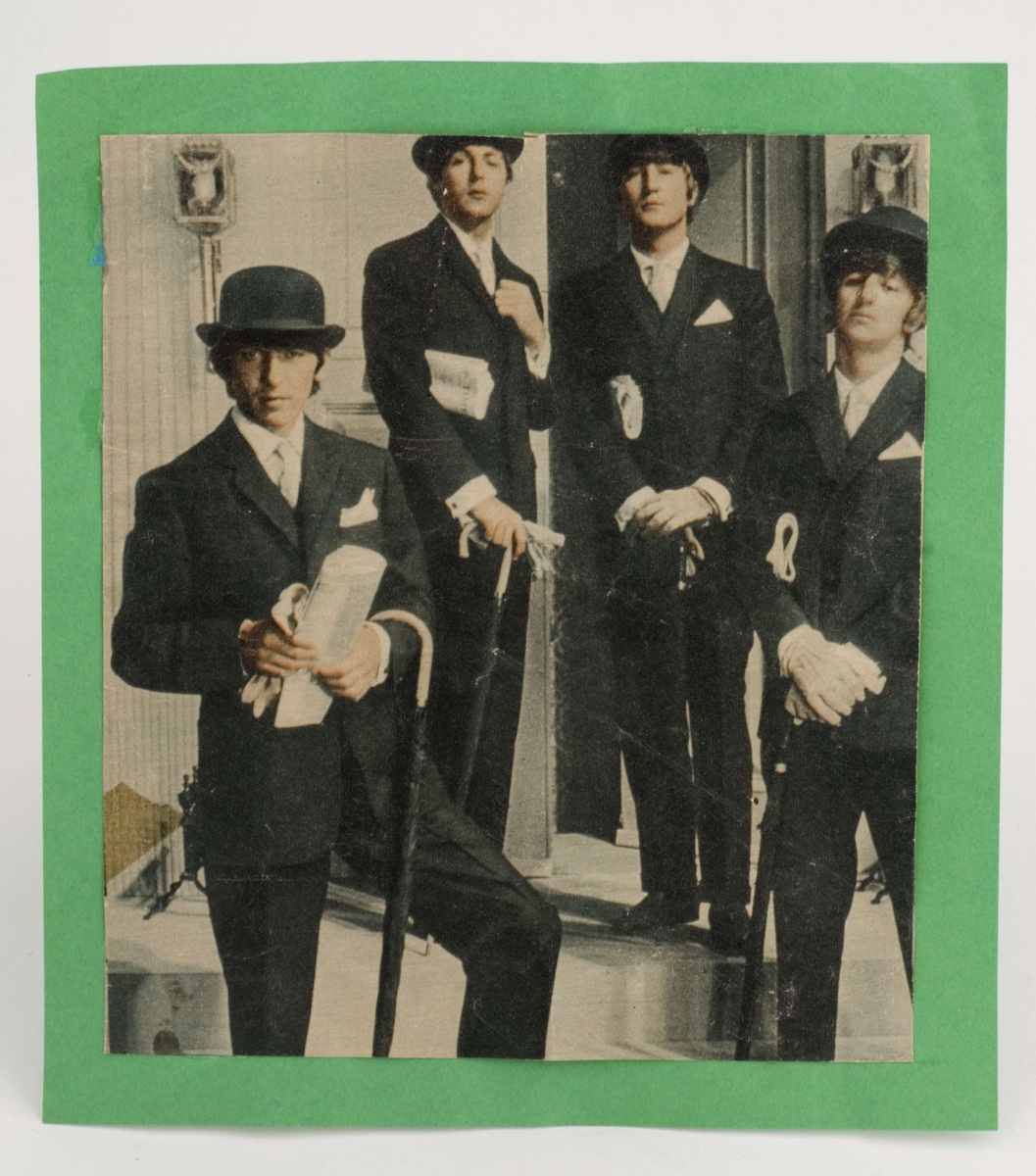Fargefoto av Beatles-medlemmer limt på grønt papir