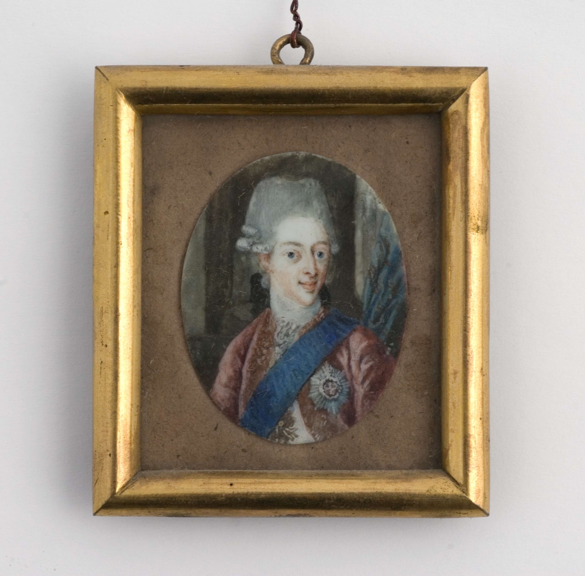 Mann, brystbilde av Louis XVI med parykk, rød fløyelsfrakk og blått ordensbånd over brystet.