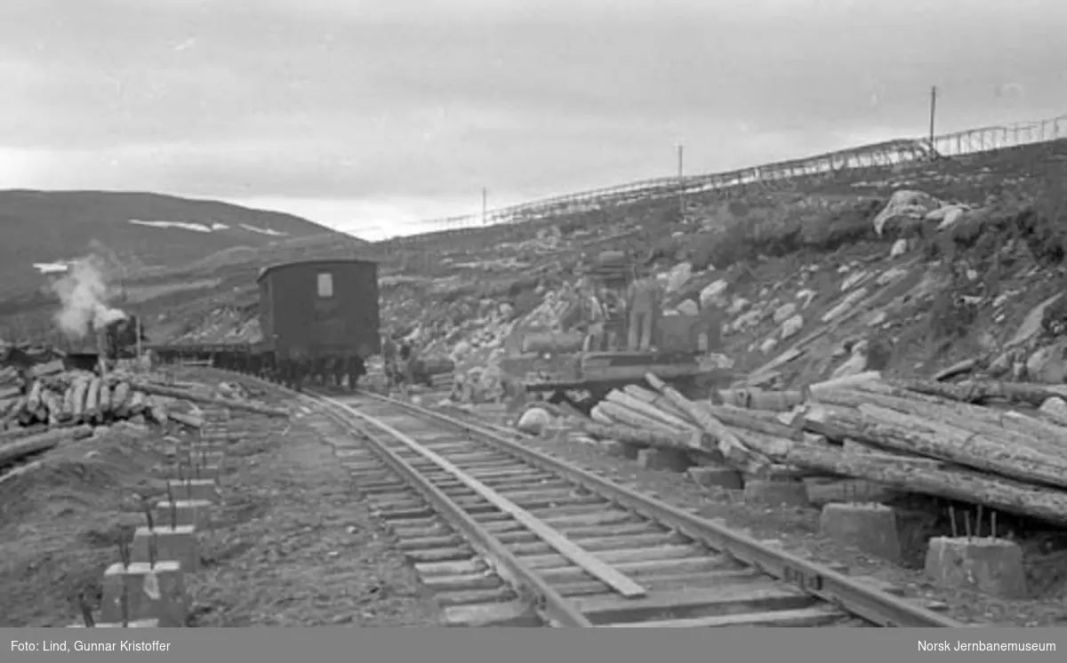 Nordlandsbaneanlegget : fundamentering for snøoverbygg; med grustog i bakgrunnen