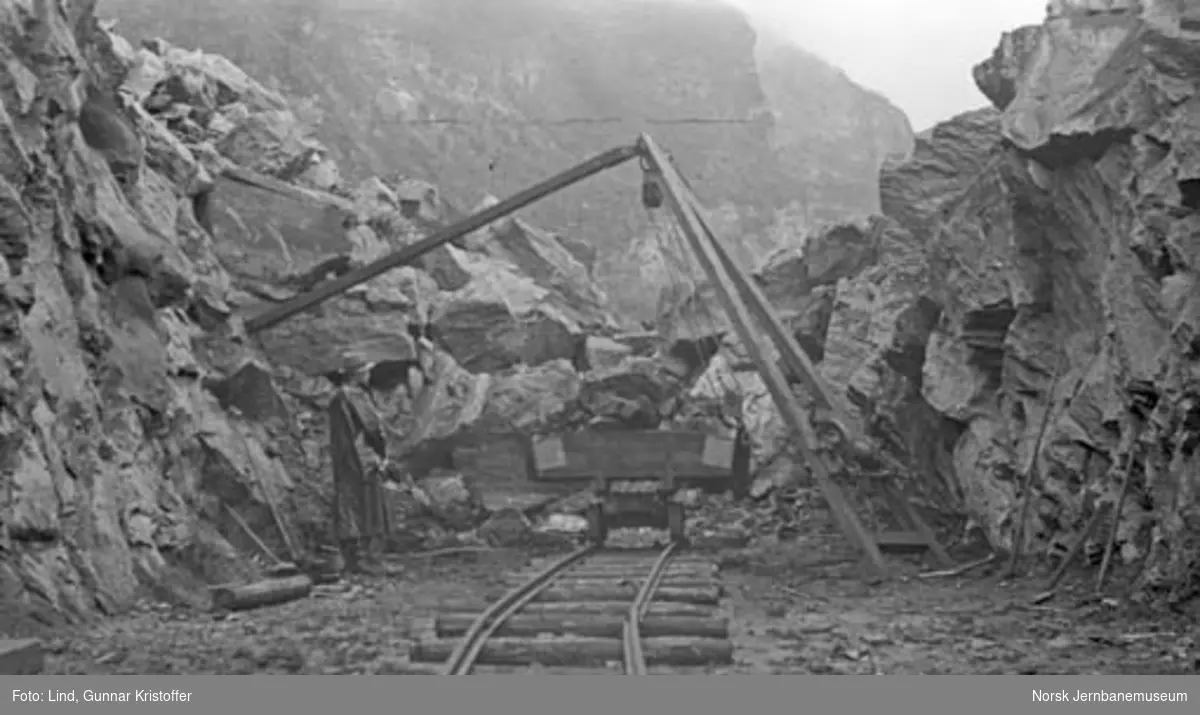 Nordlandsbaneanlegget : fjellrensk i skjæring ved Tussvika