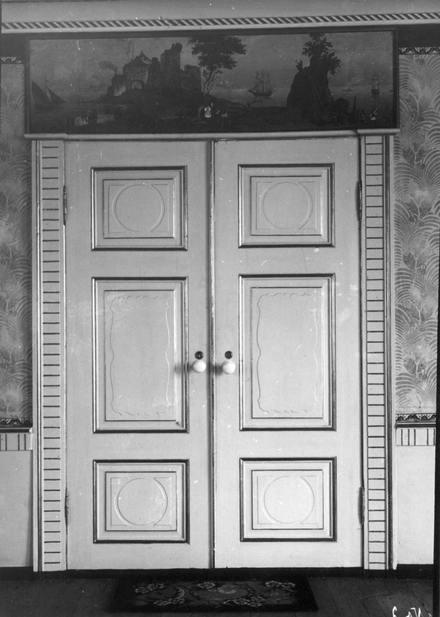 Dør til sal i første etasje av våningshuset i Lossiusgården, Kristiansund 1908.