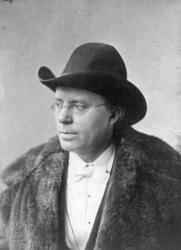 Portrett av Jonas Lie, tatt i Hamburg. Brystbilde med åpen f