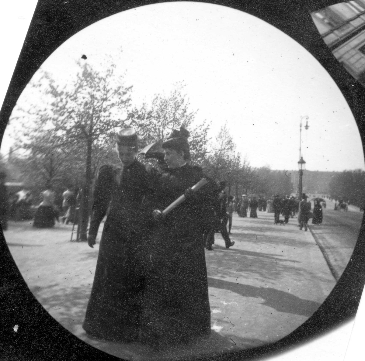 Frk Brodtkorp, senere fru Grøntvedt, til venstre, og en kvinne spaserer på fortau langs Karl Johan, Oslo. 