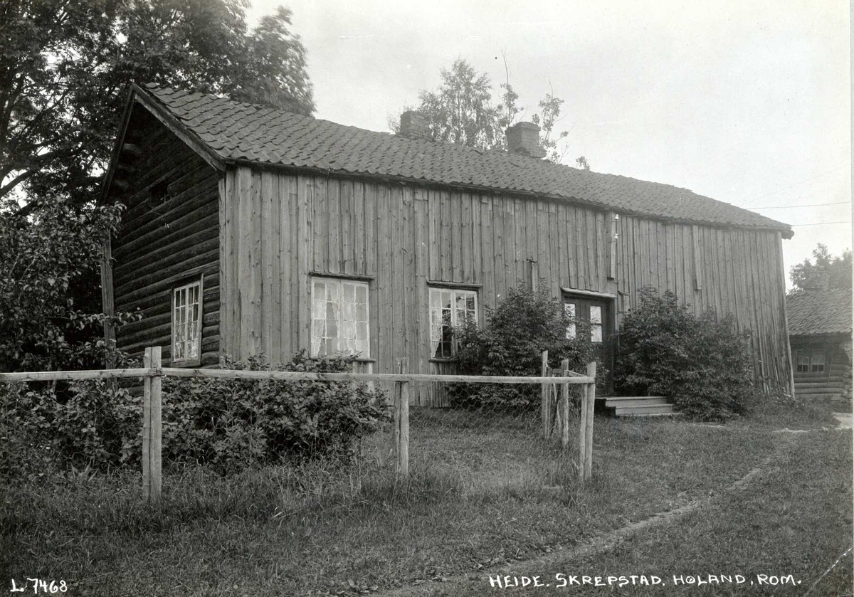 Heide, Skrepstad, Aurskog-Høland, Søndre Høland, Nedre Romerike, Akershus. Våningshus av tømmer, delvis panelt. Inngang og gjerde mot hagen.