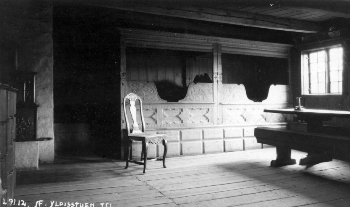 Stue ("Uppstugu") fra Nordre Yli, Heddal i Telemark. Interiør. Fotografert på Norsk folkemuseum, antakelig 1923.