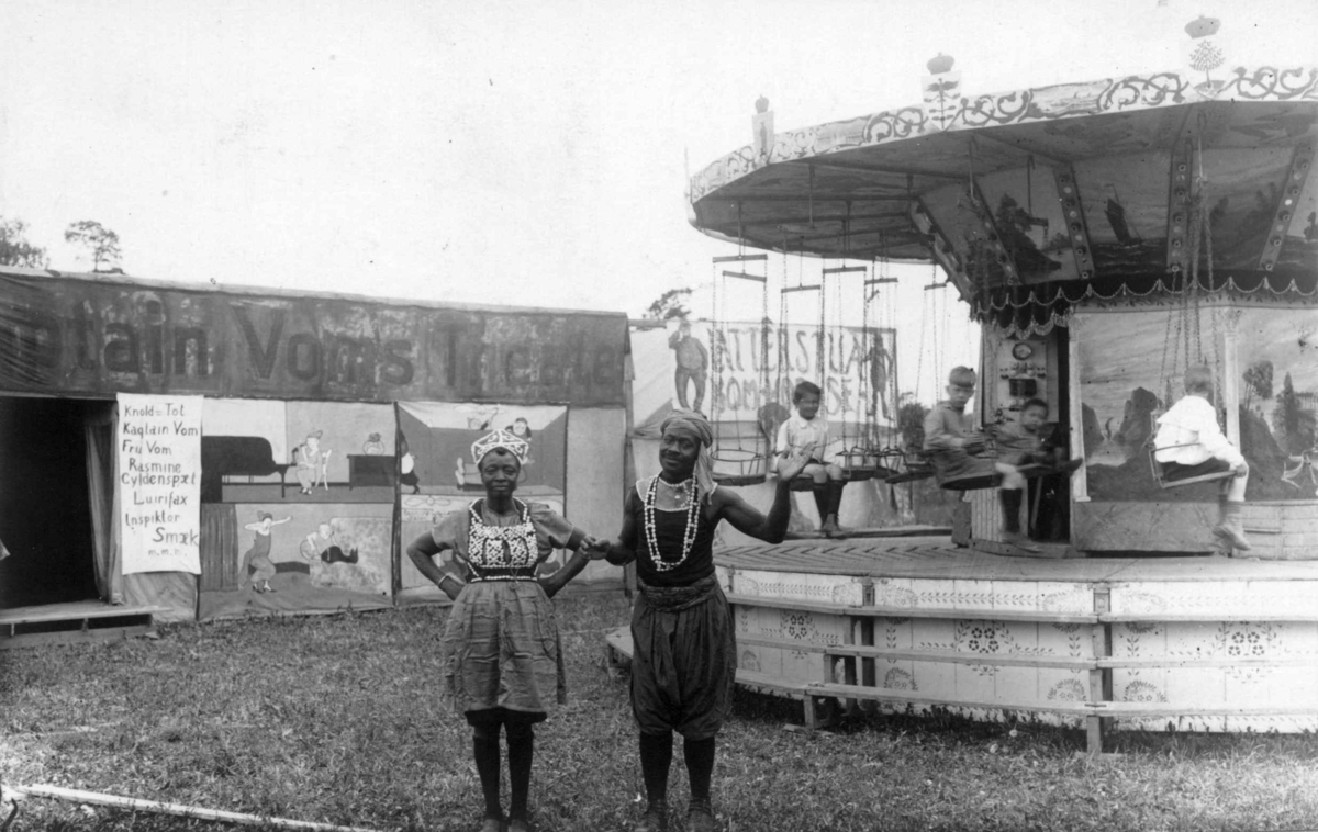 Marked på Norsk Folkemuseum i 1924. Emilie Brown og ukjent mann ved karusell og boder.