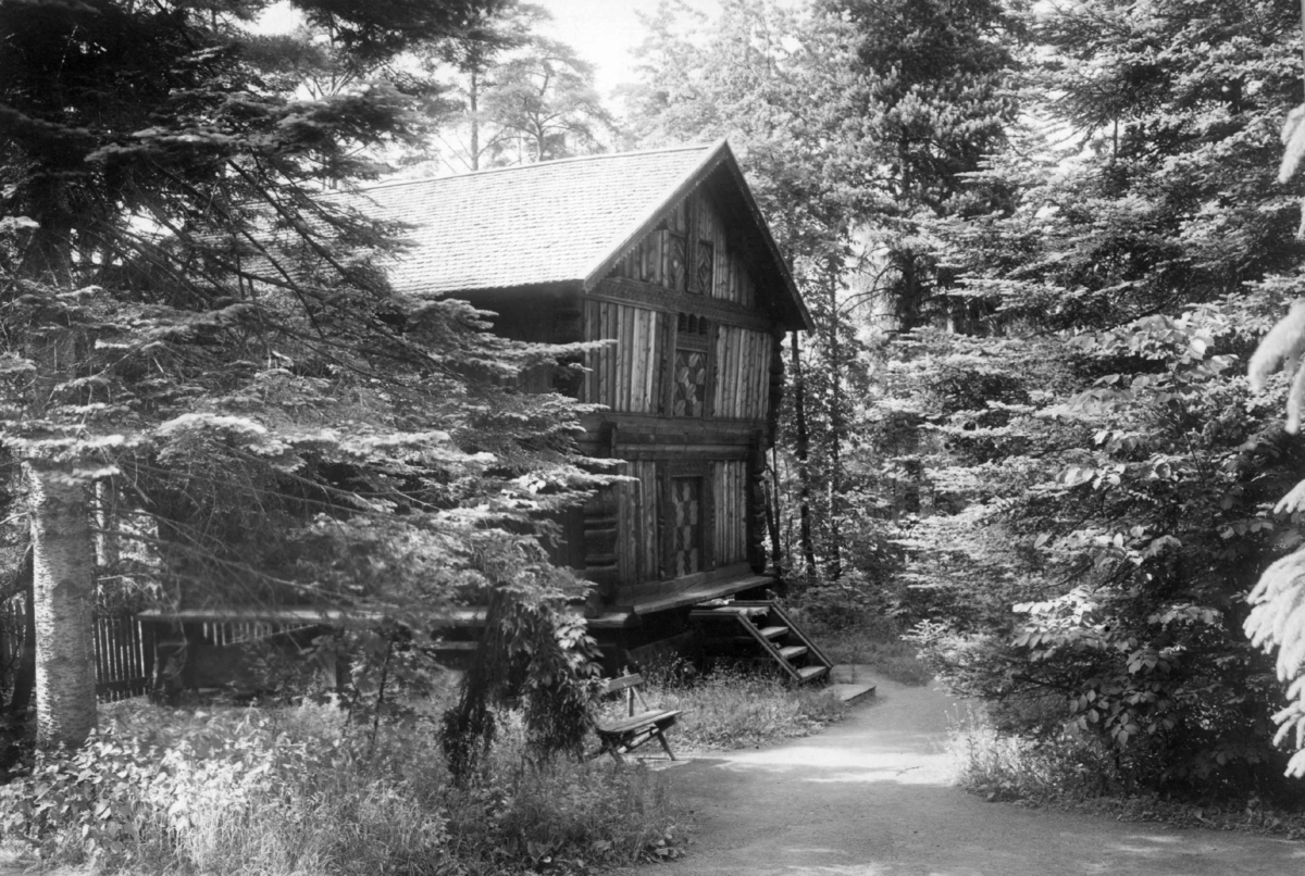 Loft fra Søndre Berdal, Nesland, Vinje, Telemark. Fotografert på Norsk folkemuseum (Kong Oscar IIs samlinger), juli 1925.