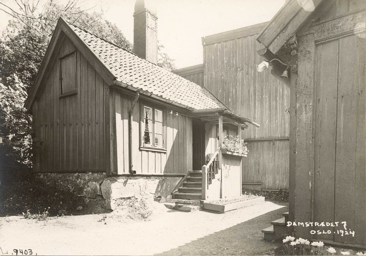 Lite hus i bakgården til Damstredet 7, Hammersborg, Oslo. 1924.