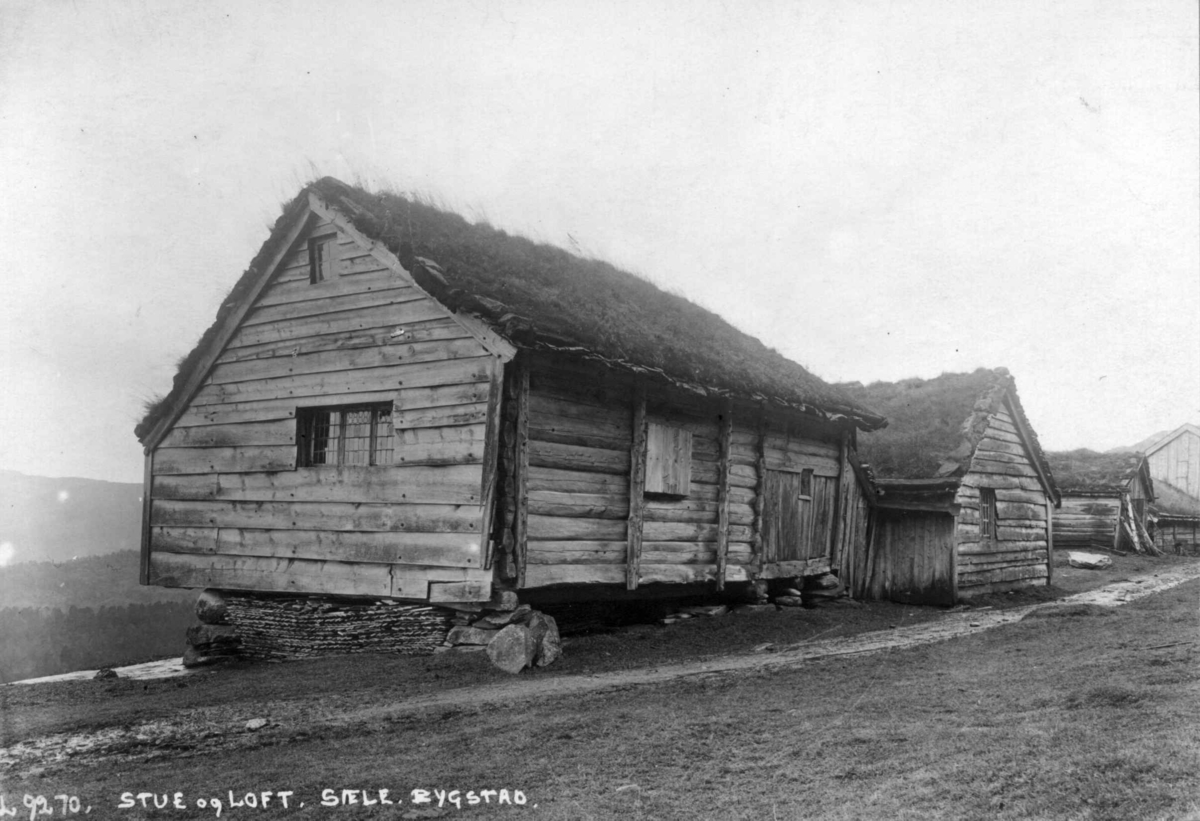Stue og loft fra Ytre Sæle gård i Bygsted i Gaular i Sogn og Fjordane, Sunnfjord. Fotografert før 1924.