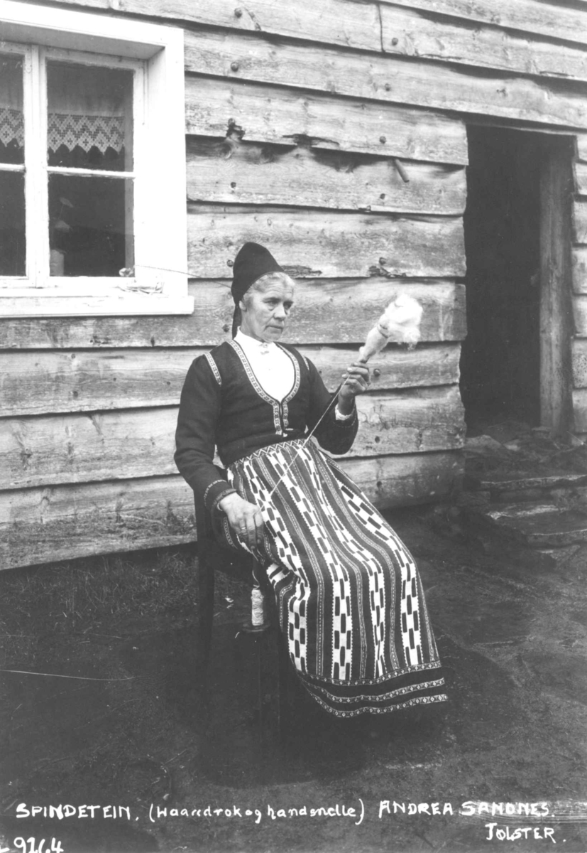 Spinning på håndtein. Andrea Sandnes med håndrokk og håndsnelle. Jølster, Sogn og Fjordane ca 1925.