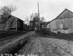 Gårdstunet med uthus på Floen, Østre Aker.
