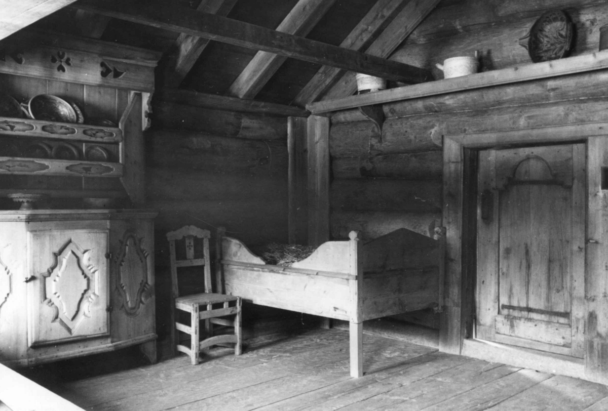 Interiør fra stue fra Nedre-Jordet i Hol, Hallingdal. Fotografert på Norsk folkemuseum (1938 eller før).