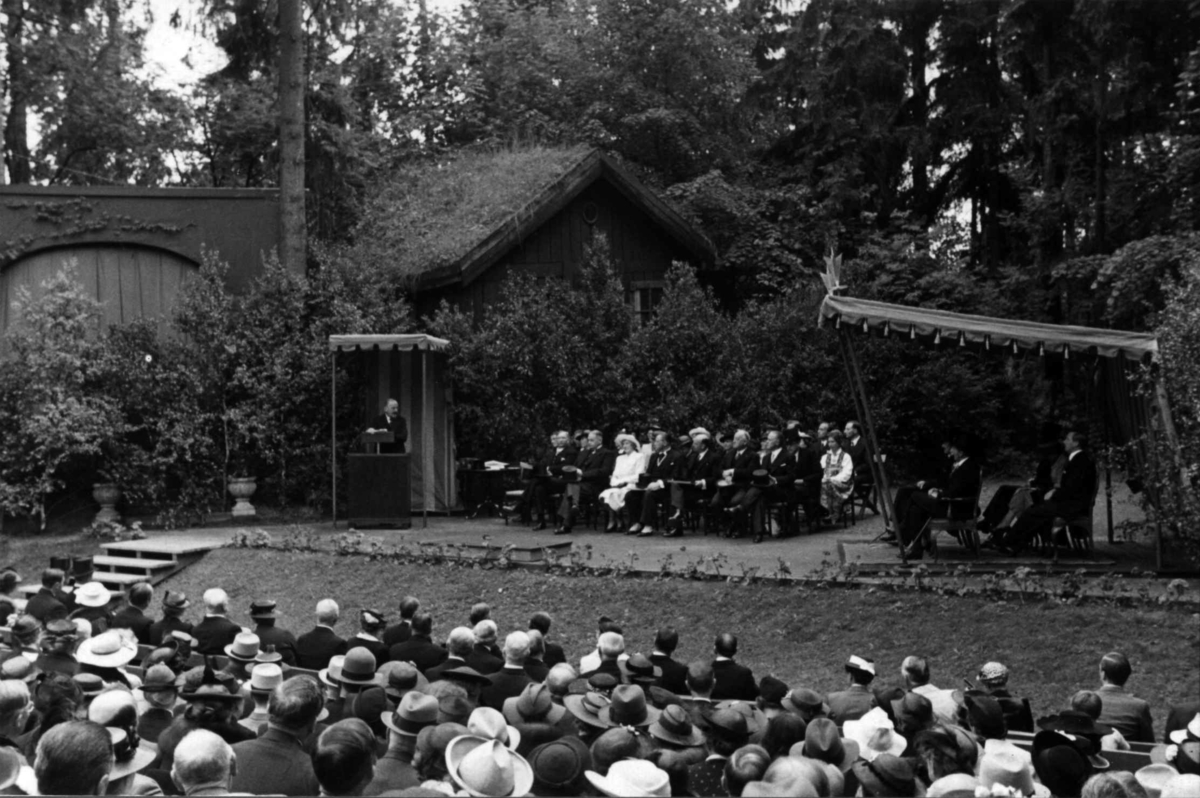 Åpning etter nymontering den 27 juni 1938. Festtaler holdes i Friluftsteateret, NF349.
Direktør Aall på talerstolen.