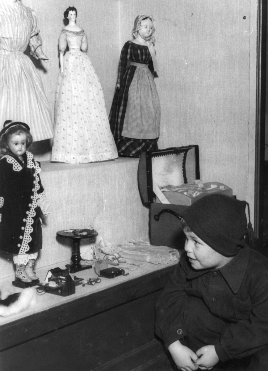 Gutt i leketøysamlingen, 1950.