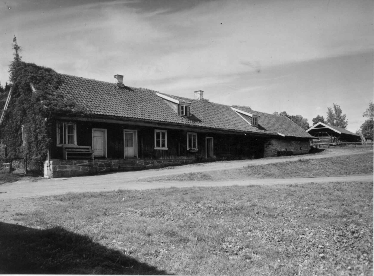 Øverland, Bærum, Akershus 1952. Drengestue, uthus og gårdsplass  Fra dr. philos. Eivind S. Engelstads storgårdsundersøkelser.
