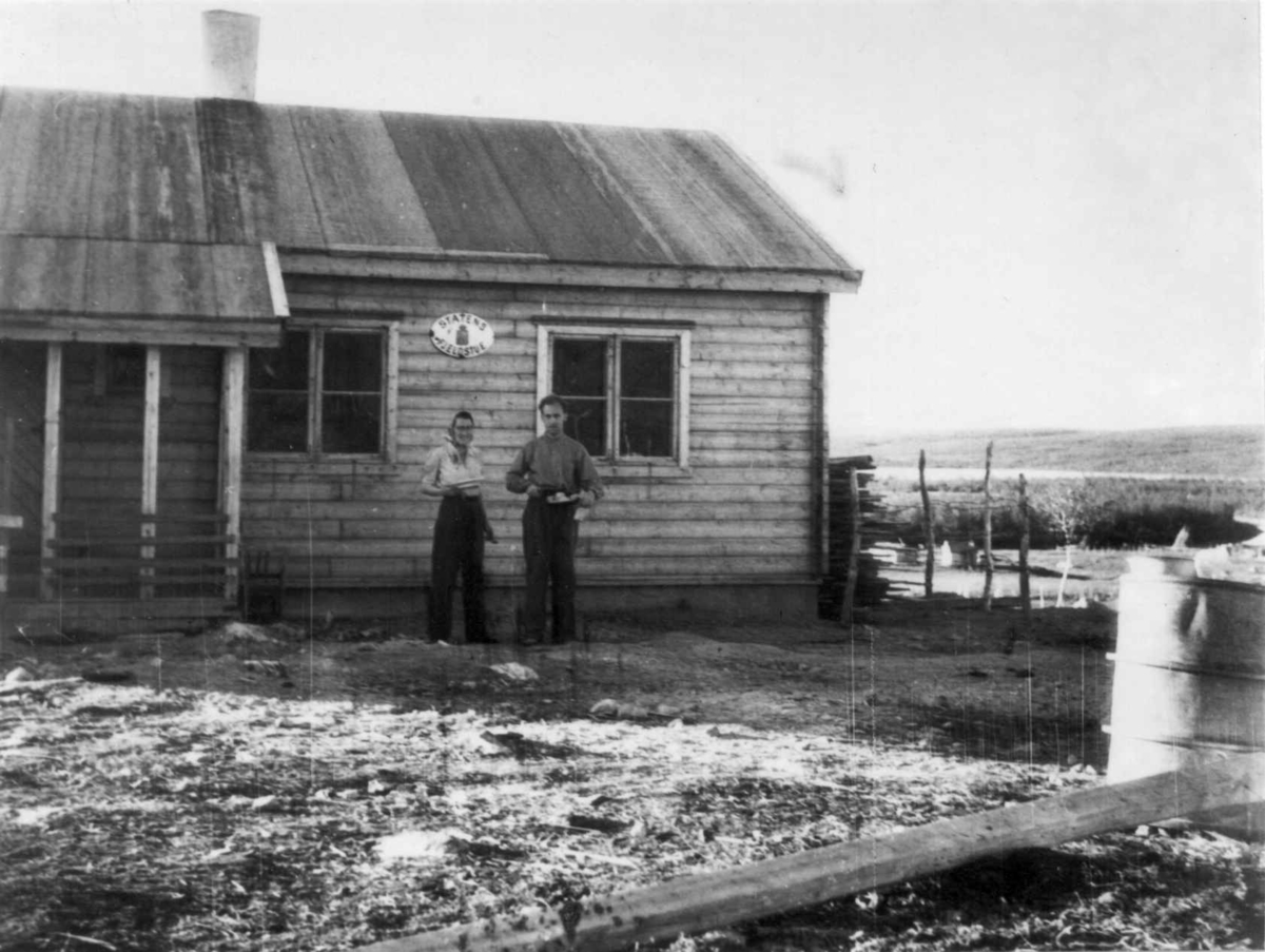 To personer foran en fjellstue, Susjavre 1948.
