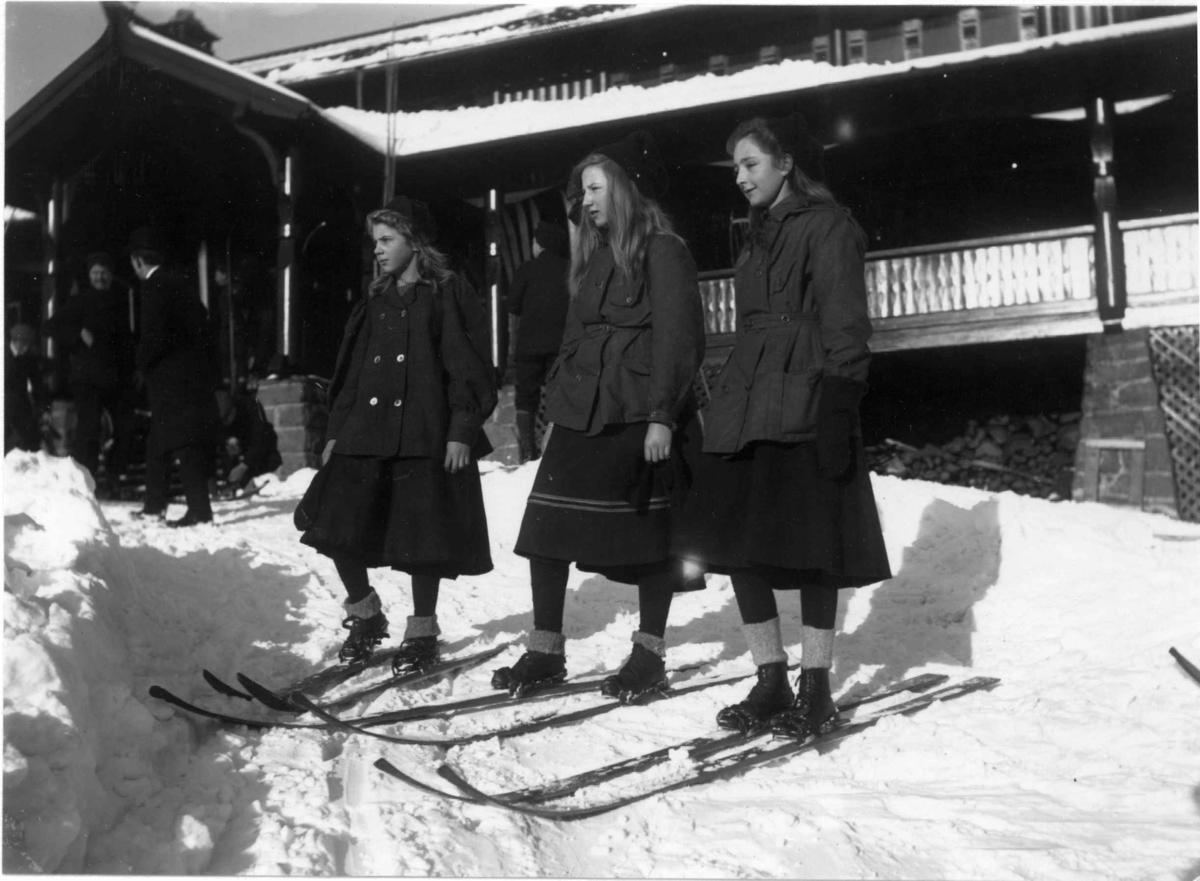 Frognerseteren, Oslo. 1908-1910. Vintermotiv. Kvinnelige skiløpere, frøknene Gude.