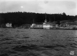 Drøbak bad, Akershus 1910. Badehus og brygge. Båter.