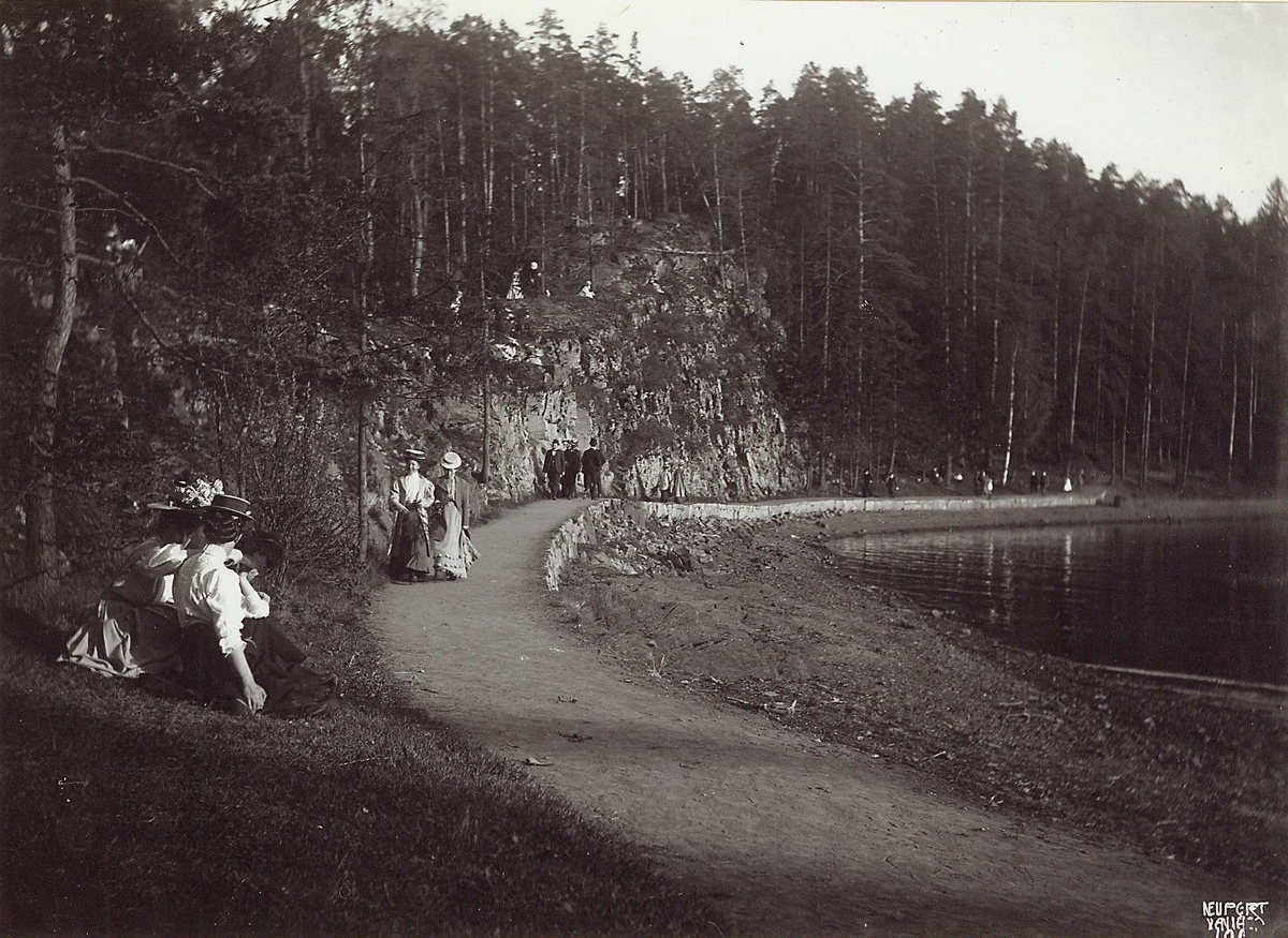 Ved Bygdøy Sjøbad, Oslo 1908. Mennesker spaserer på veien langs stranda.