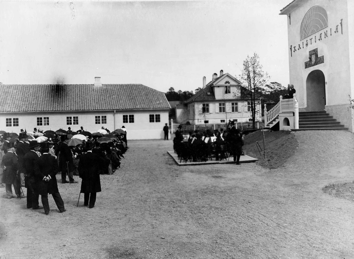 Den kulturhistoriske utstilling åpnes på Norsk Folkemuseum i Oslo 1901. Stang på talerstolen, mange tilskuere.