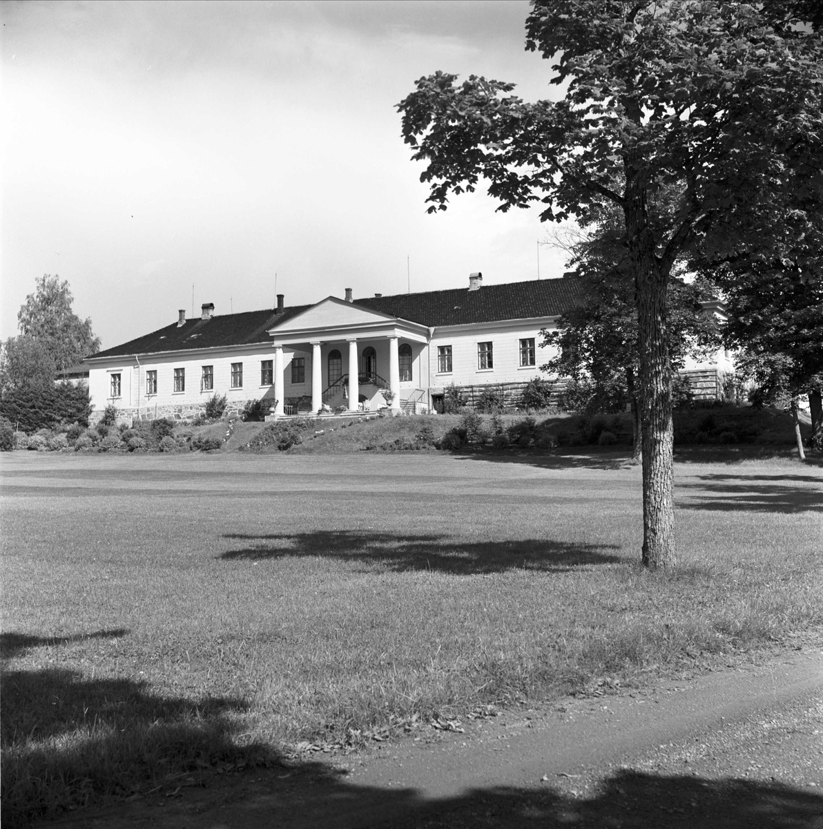 Skinnarbøl, Kongsvinger, Hedmark. Hovedbygningen med hagen. 
Fra dr. Eivind S. Engelstads storgårdsundersøkelser 1957