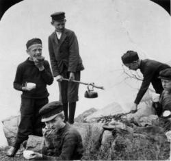 Gutter på tur
Ca. 1905
ved Drøbak - Akershus