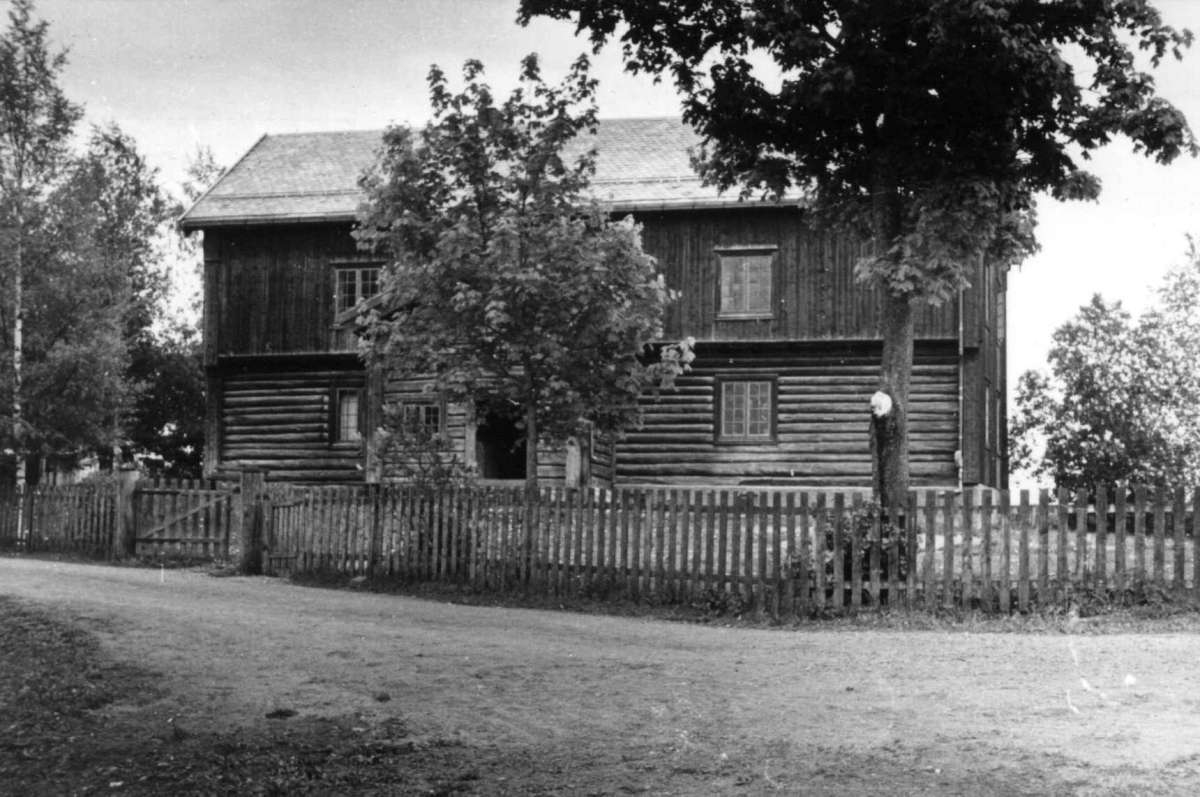 Farmen, Vang, Hamar, Hedmark. Tunet med den gamle hovedbygning fra 1700. 
Fra dr. Eivind S. Engelstads storgårdsundersøkelser 1955.
