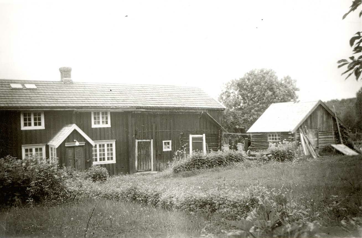 Husmannsplassen Skei i Sparbu. Våningshus og uthus er bygd sammen.