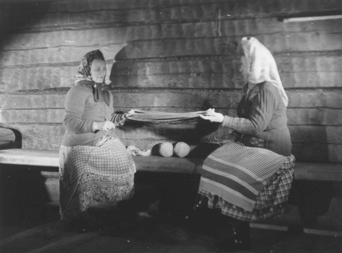Greneveving (1). Skoltesamene Darja Jefreimov og Naska Moshnikov lager renning til båndet til greneteppet. Seurasaari 1955.