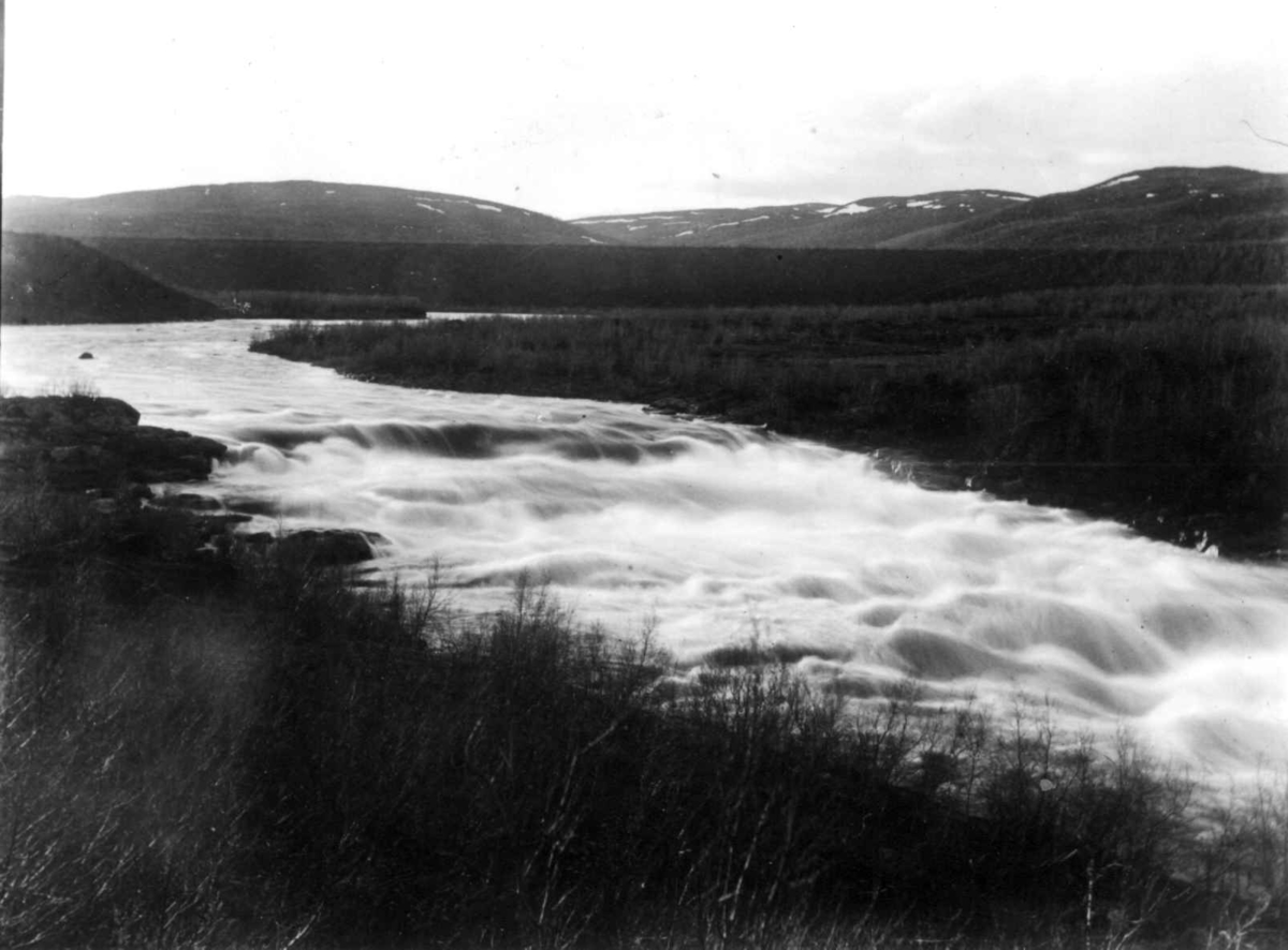 Skoltefossen i Neiden, Sør-Varanger, Finnmark, antatt 1900-1910.