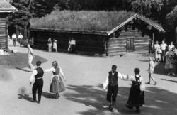 Oppvisning med folkedans i Telemarkstunet på Norsk Folkemuse