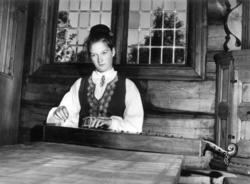 Hålistua fra Valdres. Frøken Sandvik spiller langeleik