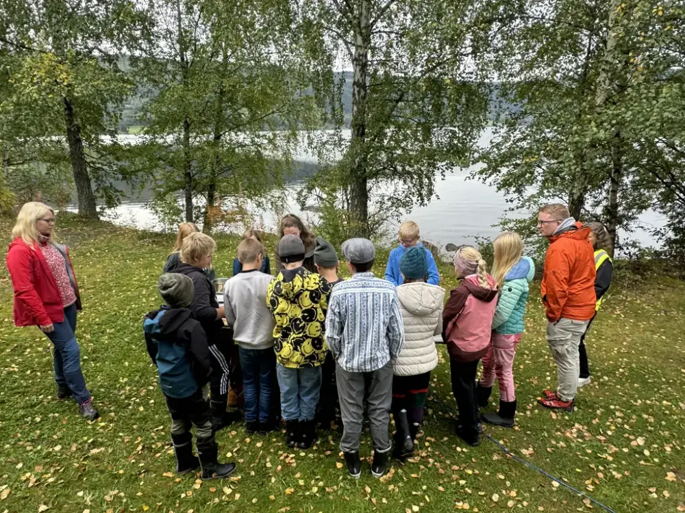 Skuleelevane delast i grupper og får oppleve ulike postar