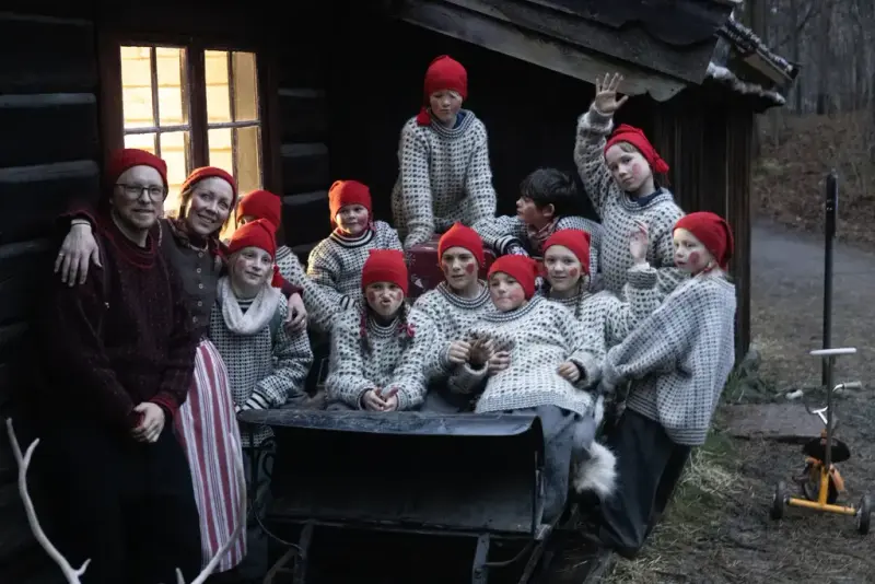 En slede full av smånisser på julemarkedet  på på Norsk Folkemuseum