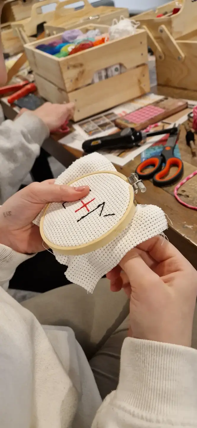 Ungdom som broderar