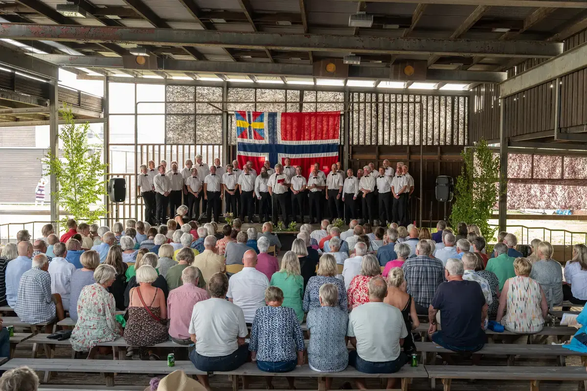 Mannskoret foran publikum
