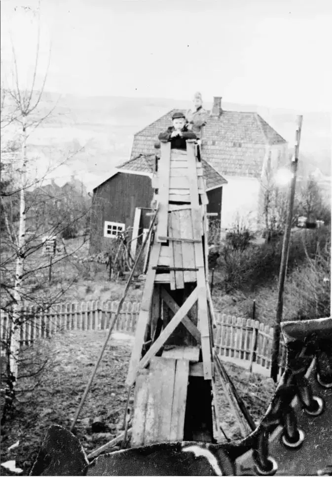 Barn i lek. Utsikt fra toppen av selvbygd tårn.