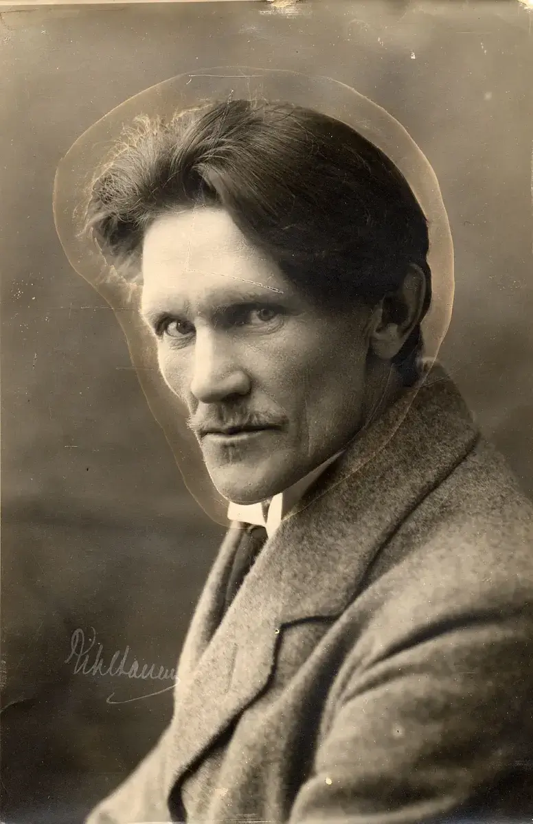 Ung man med mustasch i svartvitt foto